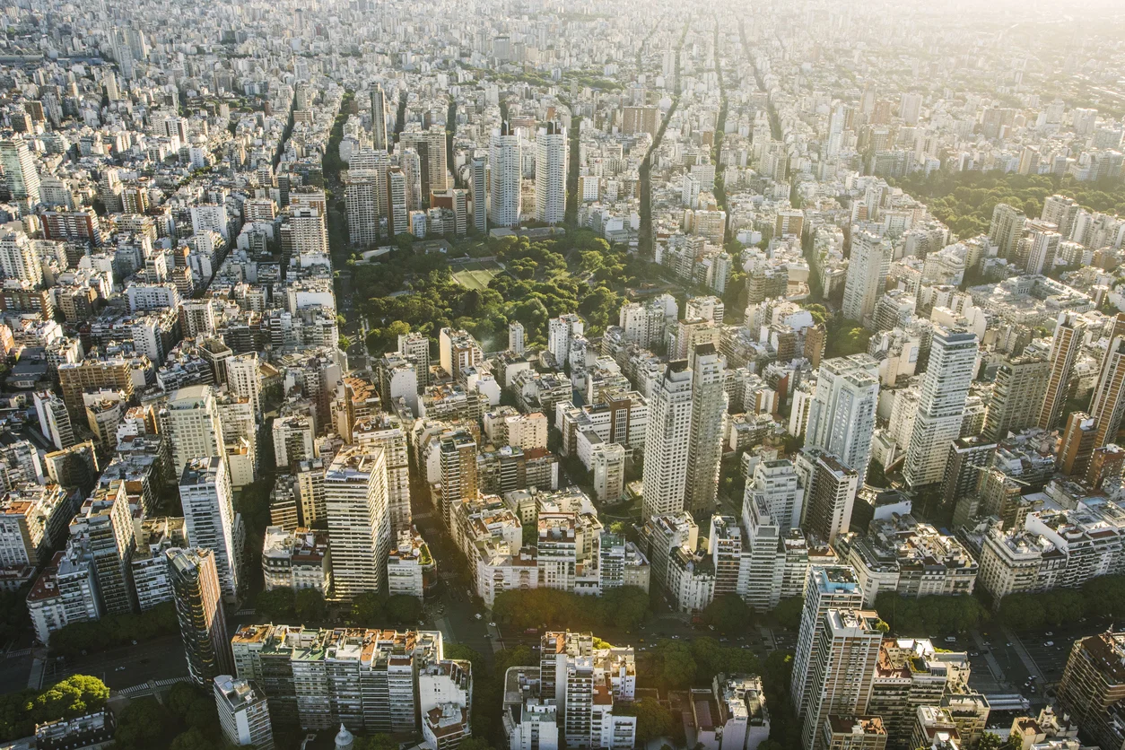 Conviene invertir en propiedades - Vista aérea de la ciudad de Buenos Aires.